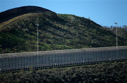 Ο Τραμπ υπέγραψε το διάταγμα για την κατασκευή τείχους στα σύνορα με το Μεξικό