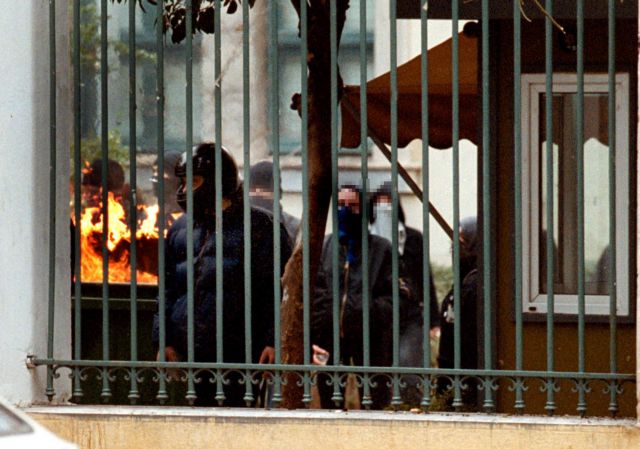 Επίθεση με πέτρες σε αστυνομικούς στην οδό Στουρνάρη