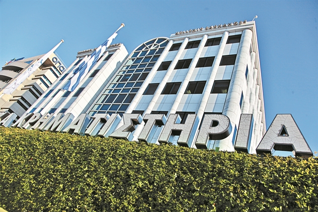 Στο «κόκκινο» το ΧΑ από εσωτερικές και εξωτερικές πιέσεις