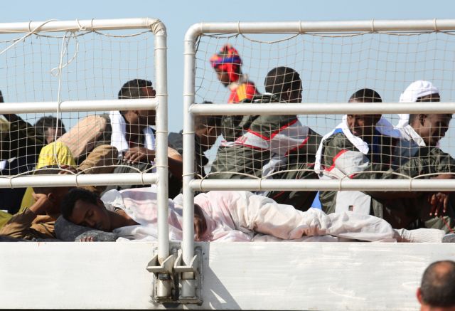 Πλοίο με εκατοντάδες μετανάστες στο λιμάνι της Λαμπεντούζα
