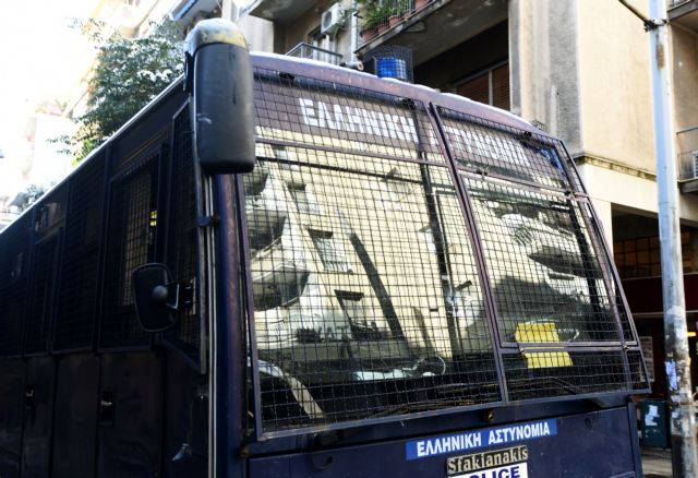 Επίθεση σε διμοιρία των ΜΑΤ στην οδό Χαριλάου Τρικούπη