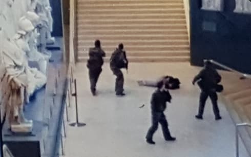 Αιγύπτιος ο δράστης της επίθεσης στο Λούβρο, έφτασε αεροπορικώς στη Γαλλία