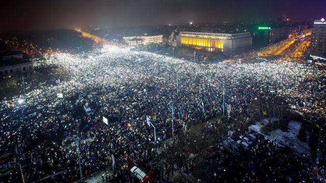 Οι Ρουμάνοι ξανά στην πλατεία παρά την απόσυρση του διατάγματος