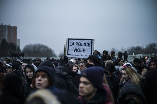 Γαλλία: Επεισόδια σε διαδήλωση διαμαρτυρίας για την υπόθεση βιασμού 22χρονου από αστυνομικό