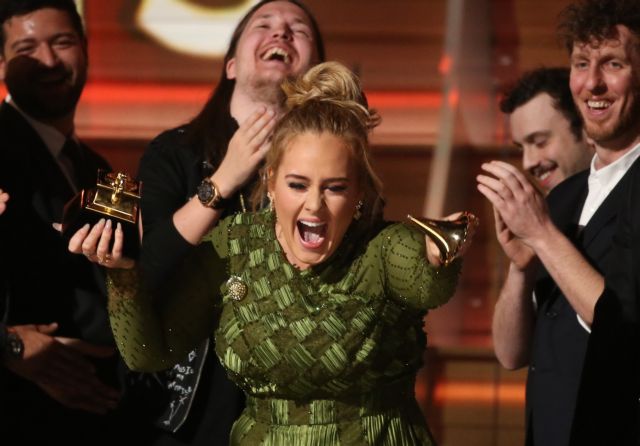 Grammy’s: Θρίαμβος της Adele – 4 «μουσικά» βραβεία μετά θάνατον στον Μπάουι