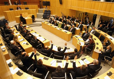 Ακιντζί και Τουρκία οξύνουν τις αντιδράσεις για την τροπολογία της Κυπριακής Βουλής