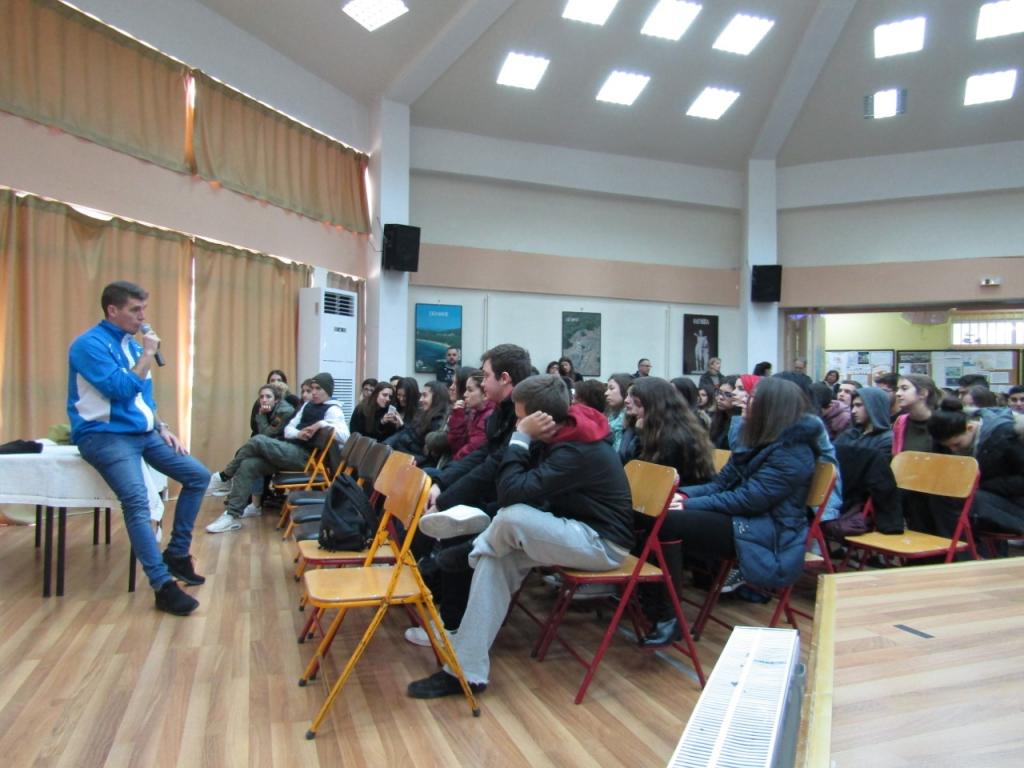 Ο ολυμπιονίκης Σπύρος Γιαννιώτης μιλάει σε μαθητές του Λυκείου