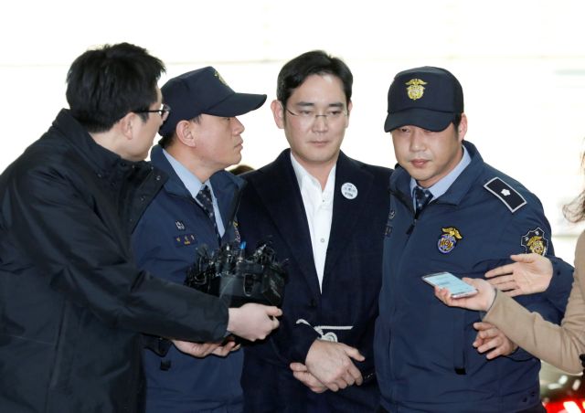 Δεμένος με λευκό σχοινί οδηγήθηκε στον ανακριτή ο επικεφαλής της Samsung