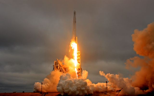 Με επιτυχία πραγματοποιήθηκε  η ιστορική εκτόξευση του πυραύλου Falcon 9