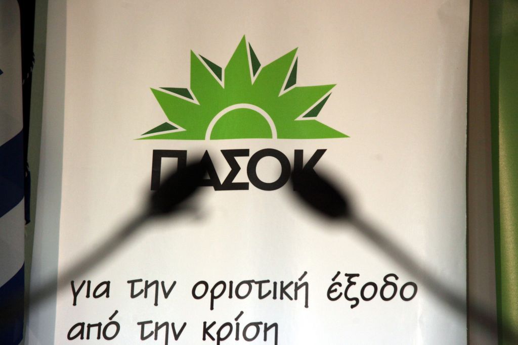 ΠΑΣΟΚ κατά Τζανακόπουλου για Σημίτη: «Εκ στόματος κόρακος “κρα” εξελεύσεται».