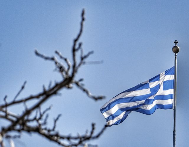 Άγνωστοι έκαψαν ελληνικές σημαίες στην Πάτρα