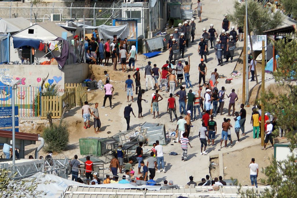 Ερευνα ΕΚΚΕ: Σοβαρή απειλή για τη χώρα θεωρούν οι Ελληνες τους μετανάστες