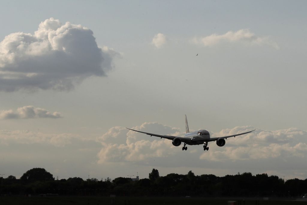 Το Λονδίνο επιβάλλει περιορισμούς στη μεταφορά ηλεκτρονικών συσκευών κατά τη διάρκεια πτήσεων