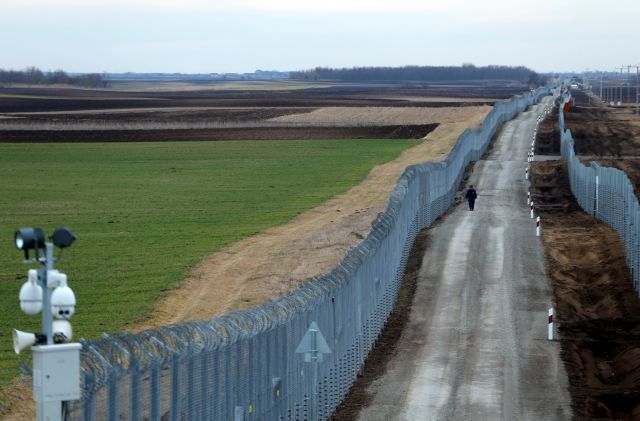 Η Ουγγαρία σηκώνει νέο τρομακτικό φράκτη με… ουρλιαχτά και ηλεκτροσόκ