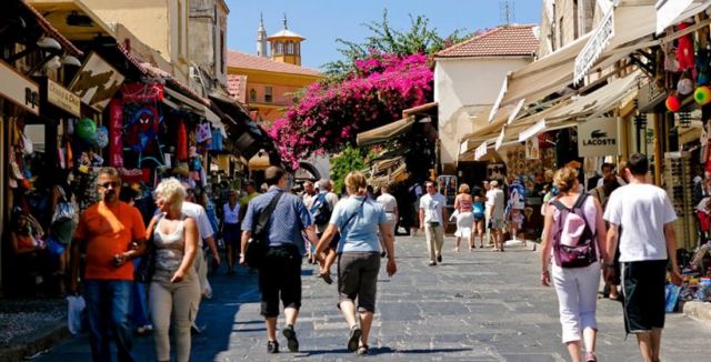 FAZ: Στην Ελλάδα επίκειται συνωστισμός τουριστών