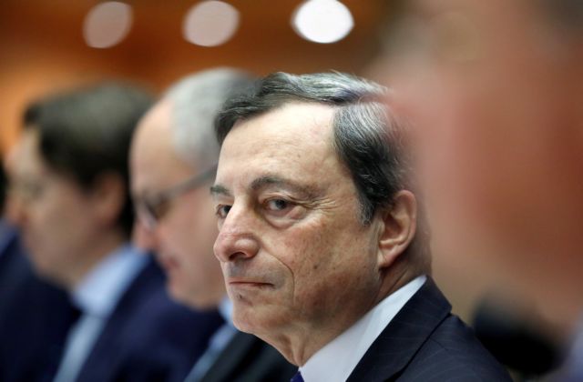 FT: Ο Ντράγκι να μην υποκύψει στις πιέσεις των επικριτών του QE