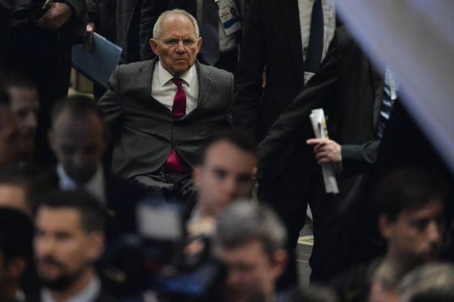 Τα μέτρα τούς φέρνουν πιο κοντά