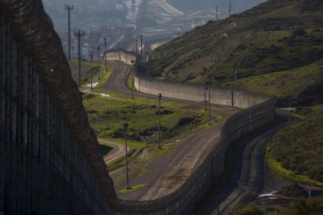 Ολάντ και Ερό ζητούν από τη Lafarge να μην δώσει τσιμέντο για το τείχος στο Μεξικό