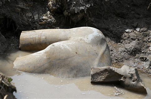 Τεράστιο άγαλμα του Ραμσή Β’ βρέθηκε σε φτωχογειτονιά του Καΐρου