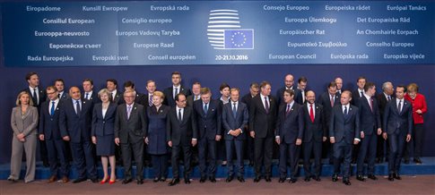 Η ΕΕ καταργεί την «οικογενειακή φωτογραφία» γιατί… παίρνει πολύ χρόνο