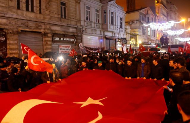 Με «σκληρά αντίποινα» προειδοποιεί την Ολλανδία η Τουρκία