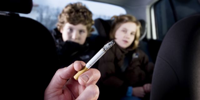 Πρόστιμο 1.500 ευρώ για όσους καπνίζουν έχοντας παιδιά στο αυτοκίνητο