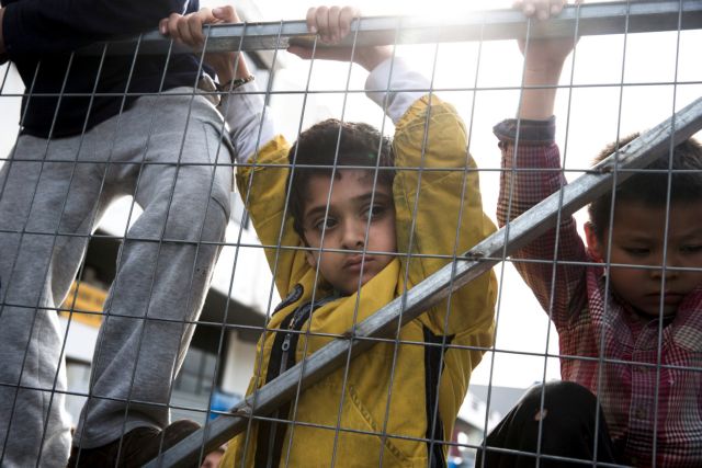 «Die Zeit»: «Η εξαντλημένη Ελλάδα και οι πρόσφυγες πληρώνουν τα σπασμένα»