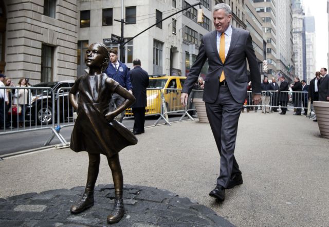 Το άγαλμα του κοριτσιού της Wall Street θα κοσμεί το Bowling Green Park ώς το 2018