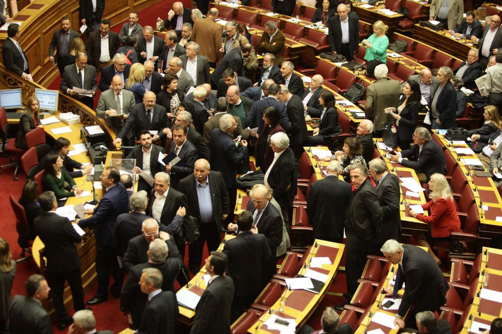 Η Βουλή παρέπεμψε τον Παπαντωνίου σε προανακριτική με 252 ψήφους