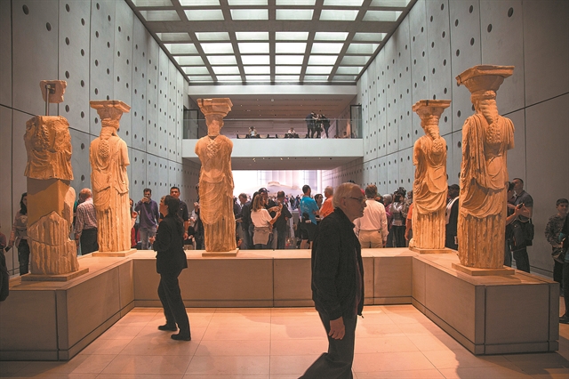 Πρωτιά για το Λούβρο, άλμα για το Μουσείο Ακρόπολης