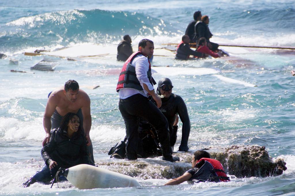 Δεκαέξι οι νεκροί πρόσφυγες στο ναυάγιο ανοιχτά της Λέσβου – Δύο διασωθείσες