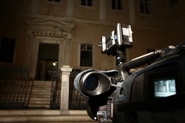 Κριτική για τις τηλεοπτικές άδειες και την παρέμβαση στον ΔΟΛ