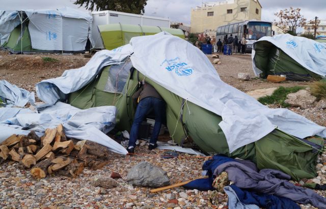 Χίος: Μεταφορά τραυματία πρόσφυγα στην Αθήνα μετά από ξυλοδαρμό
