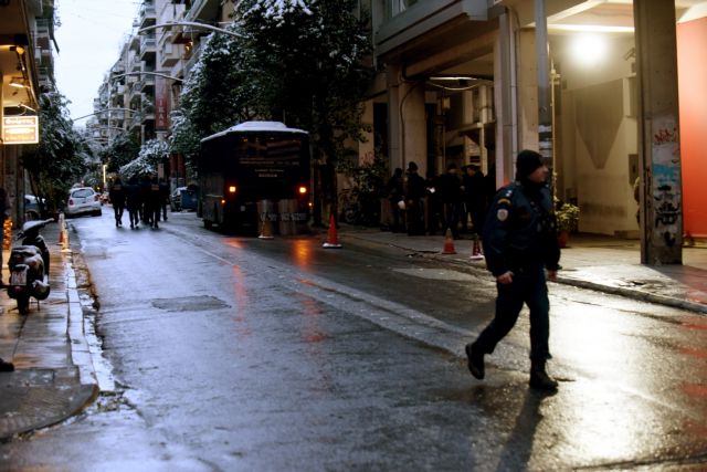Επίθεση με πέτρες και μπουκάλια κατά των ΜΑΤ στη Χαριλάου Τρικούπη