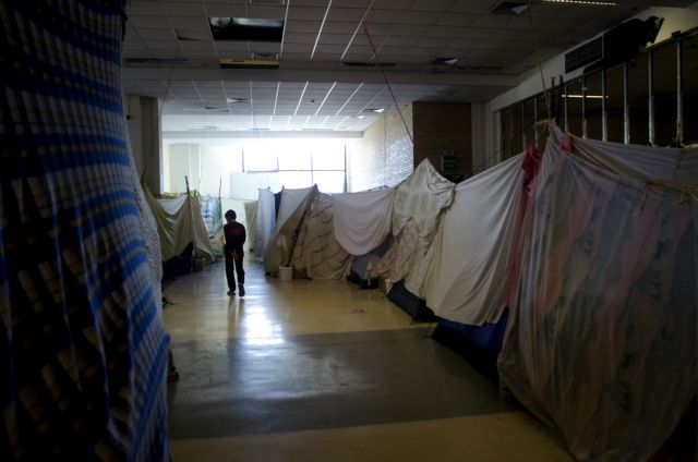 Εκκληση της Διεθνούς Αμνηστίας για τη μεταφορά των προσφύγων από το Ελληνικό