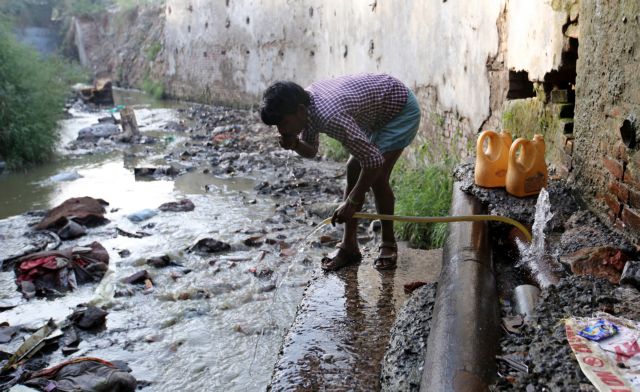 Δύο δισ. άνθρωποι καταναλώνουν νερό μολυσμένο με περιττώματα