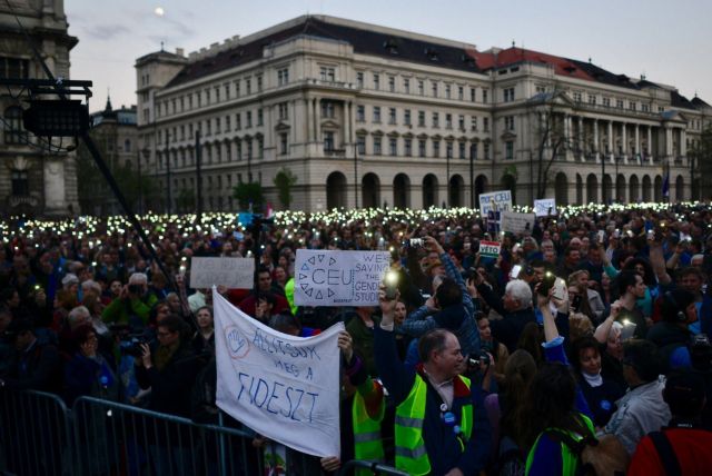 Ογκώδης αντικυβερνητική διαδήλωση στην Ουγγαρία με φόντο τον Σόρος