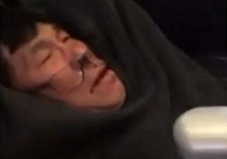 Απολογείται ο διευθυντής της United Airlines για τη βίαιη απομάκρυνση επιβάτη