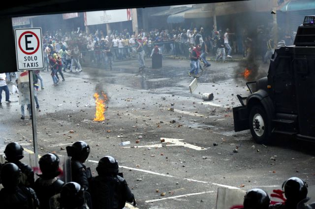 Η ΕΕ καταδικάζει τη βία στη Βενεζουέλα και ζητεί «αποκλιμάκωση»