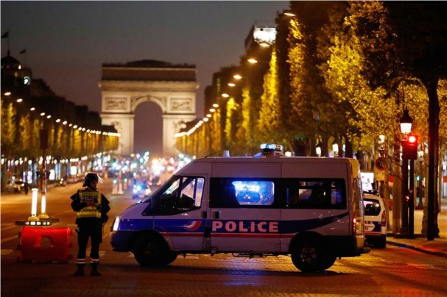 Αστυνομικός νεκρός σε ένοπλη επίθεση στην καρδιά του Παρισιού
