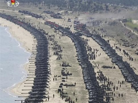 Επίδειξη ισχύος από τη Βόρεια Κορέα με παράταξη χιλιάδων τανκς στην ακτή
