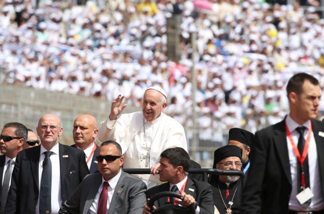 Λειτουργία υπό δρακόντεια μέτρα ασφαλείας σε στάδιο του Καΐρου τέλεσε ο Πάπας