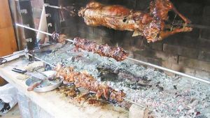 Υπό βροχή το ψήσιμο οβελία