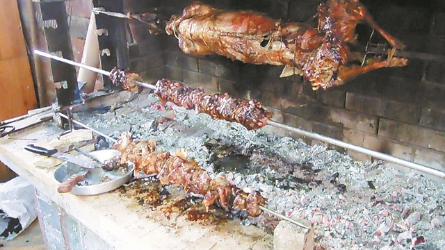 Υπό βροχή το ψήσιμο οβελία