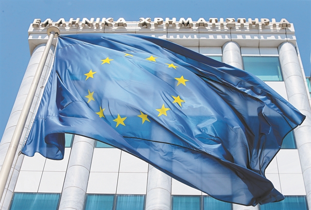 Στάση αναμονής στο Χρηματιστήριο με το βλέμμα στις κάλπες