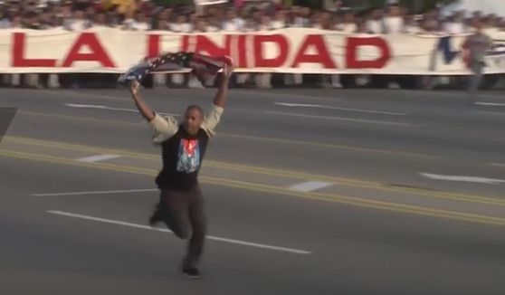 Ενας Κουβανός με την αμερικανική σημαία χάλασε τη φιέστα στην Αβάνα