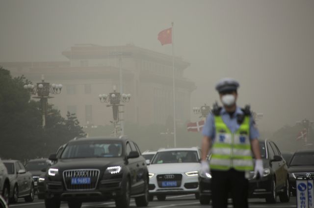 Σφοδρή αμμοθύελλα πνίγει το Πεκίνο και μεγάλο μέρος της βόρειας Κίνας