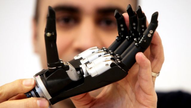 Κατασκευάστηκε το πρώτο βιονικό χέρι με τεχνητή νοημοσύνη