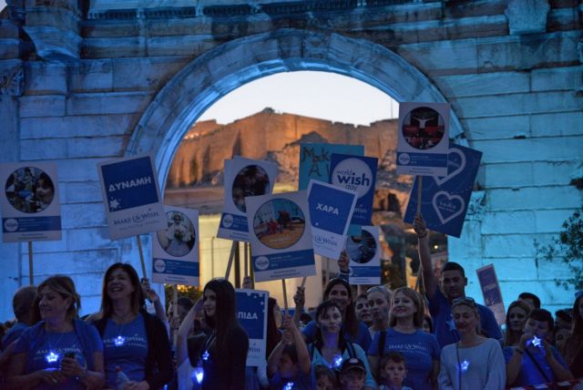 Αθήνα: Ο «μπλε» περίπατος αγάπης του Κάνε-Μια-Ευχή Ελλάδος