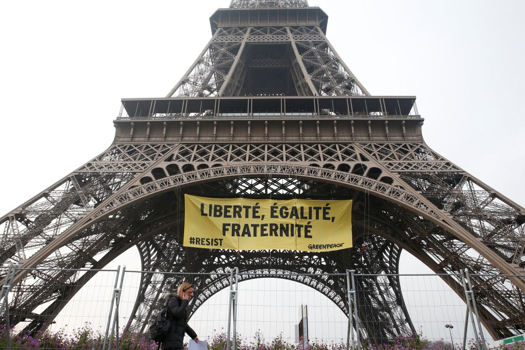 Εντονες αντιδράσεις για το πανό της Greenpeace στον Πύργο του Άιφελ